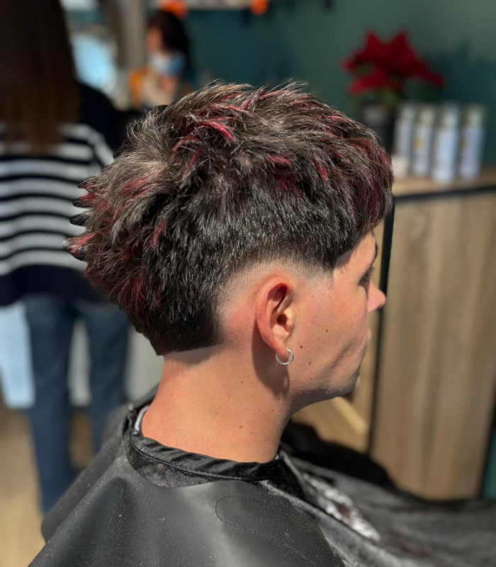 Coupe homme dégradée avec coiffage texturé et mèches colorées réalisée par le salon De Vous à Moi à Treillières
