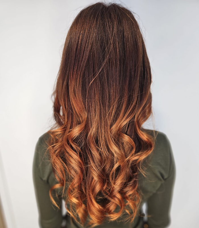 Coiffure femme avec balayage cuivré et longue chevelure ondulée réalisée au salon De Vous à Moi à Treillières