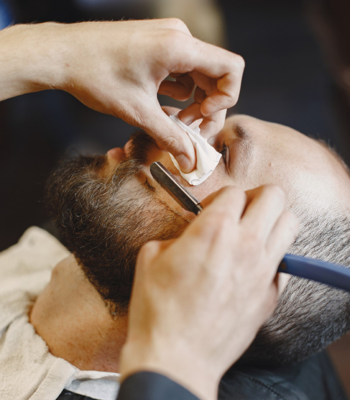 Rasage de barbe au coupe-chou réalisé dans l’espace barbier du salon De Vous à Moi à Treillières