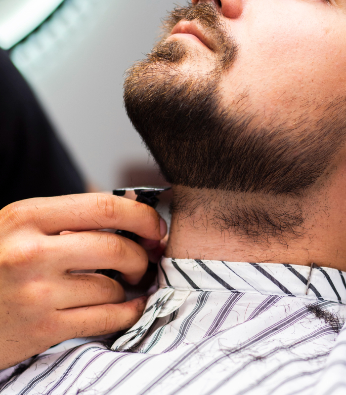Taille de barbe à la tondeuse réalisée par le barbier du salon De Vous à Moi à Treillières